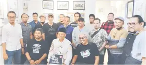  ?? ?? PARA pelukis PERUPA yang mengambil bahagian bersama kenamaan.