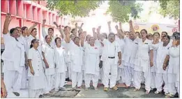  ?? DEEPAK GUPTA/HT PHOTO ?? Nurses holding a demo work at Balrampur Hospital in Lucknow on Friday.