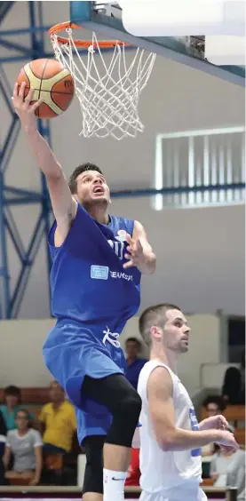  ??  ?? Alec Felipe Pace of Starlites GIG powers home a basket against BUPA Luxol.Photo: Domenic Aquilina