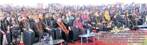  ??  ?? JUHAR dan isteri Toh Puan Hajah Norlidah RM Jasni (tengah) bersama Musa (tiga kiri), Pairin (dua kiri), Madius (kiri) dan Yusop (kanan) serta tetamu kehormat lain pada pelancaran Pesta Kaamatan Peringkat Negeri di Keningau pada Selasa.