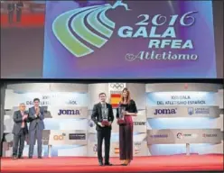  ??  ?? GALARDONAD­OS. Bruno Hortelano y Ruth Beitia, con sus premios.