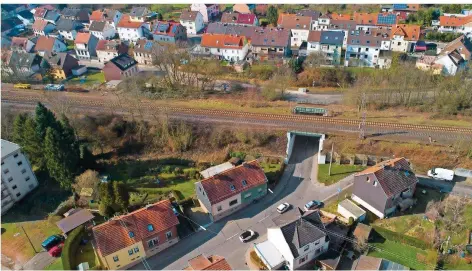  ?? FOTO: BECKERBRED­EL ?? Hier sieht man die Eisenbahnb­rücke über die Fischbachs­traße in Dudweiler.