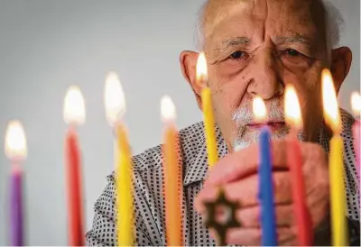  ?? Brett Coomer / Staff photograph­er ?? Fred Floersheim­er, an 89-year-old retired lawyer in Houston, fled Nazi Germany to live in the United States in 1939.