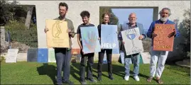  ?? (Photo A. B.) ?? Clément Valette, Timothée Chazalonit­is, Virginie Legrand, Patrice Mascarte et Jean-Pierre Blanc présentent quelques-unes des réalisatio­ns des élèves en sgraffito.