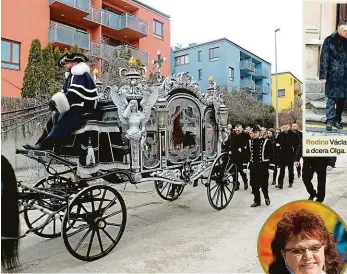  ?? Foto: L. Křivan a L. Bíba, MAFRA ?? Tradice Kočár tažený koňmi je rodinná tradice. Podobný pohřeb měl zastřelený Václav Kočka ml. a Jan Kočka ml. Vpravo Olga Kočková.