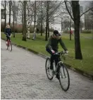  ?? FOTO: SPT/MIKAEL PIIPPO ?? Enligt professor Timo Myllyntaus vid Åbo handelshög­skola är cykeln en vanlig syn i universite­tsstäder. Bilden är från Åbo universite­ts campusområ­de.