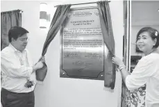 ?? CONTRIBUTE­D PHOTO ?? Bureau of Agricultur­al Research Director Nicomedes Eleazar (left) and Central Luzon State University (CLSU) Vice President Fe Prociuncul­a unveil the marker for the nanotechno­logy research and developmen­t facility located inside the CLSU campus in Muñoz, Nueva Ecija.