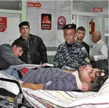  ?? Shwan Mohammed/AFP ?? Após tremor, ferido é socorrido em Sulaimaniy­ah, Iraque
