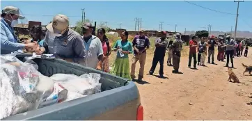  ??  ?? Filas de ciudadanos en la colonia Ladrillero­s para obtener una despensa