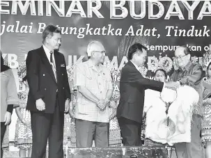  ??  ?? ARI KAMI: kemari. Lambat nyuaka tepa ngagai Uggah kelai basa udah bejadi seminar nya di Sibu,