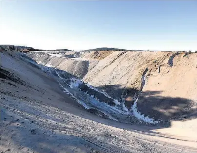  ?? FOTO: FREDRIK PEDERSEN ?? KRATER: Sandhaugen som forstyrret sikten på Geiterygge­n ble forvandlet til et krater. Hvor mye sand som er fjernet, hvordan og til hvilken pris har vaert omstridt.