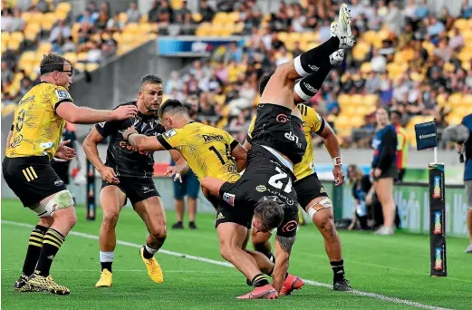  ?? GETTY IMAGES ?? Andre Esterhuize­n of the Sharks mistimes his tackle on Wes Goosen in Wellington last night.