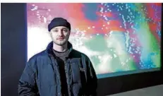  ?? FOTO: DINGLER ?? Konrad Federkeil alias Kono vor seiner Videoinsta­llation im Sektor Heimat am Osthafen.