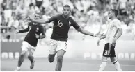  ??  ?? Kylian Mbappé, quelle audace et quelle force de la nature !