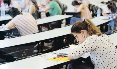  ?? AGUSTÍ ENSESA ?? Una asociación asegura que la banca está reclamando la devolución de créditos a miles de jóvenes