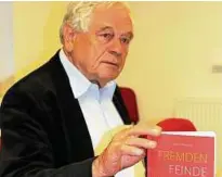  ??  ?? Wolfgang Benz mit dem Buch über Fremdenfei­nde und Wutbürger. Foto: Matthias Wenzel