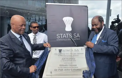  ?? PHOTO: OUPA MOKOENA ?? Minister in the Presidency, Jeff Radebe, and Statistici­an-General Pali Lehohla when officially opening the Isibalo House in Salvokop, Pretoria.