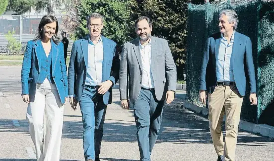  ?? ?? Alberto Núñez Feijóo y el líder del PP de Castilla-la Mancha, Francisco Núñez, junto a Carmen Fúnez e Íñigo de la Serna