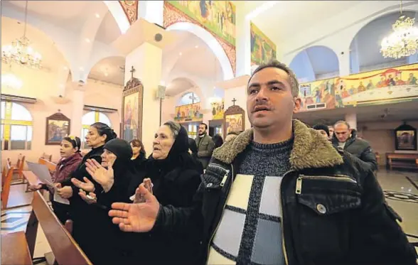  ?? LOUAI BESHARA / AFP / ARCHIVO ?? Refugiados de Malula, entonces bajo control yihadista, celebrando una misa en una iglesia de Damasco, en diciembre del 2013