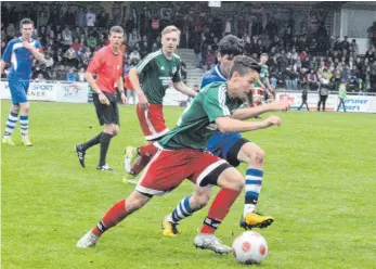  ?? FOTO: MARKUS PEIKER ?? Die A-Junioren des JFV Oberes Donautal (grüne Trikots) unterlagen im Bezirkspok­alfinale der SG Bösingen (blaue Trikots) mit 0:4.