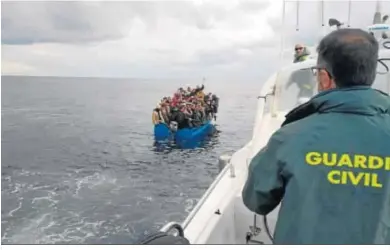  ??  ?? Los inmigrante­s, hacinados en una patera, momentos antes de ser rescatados por la Guardia Civil.