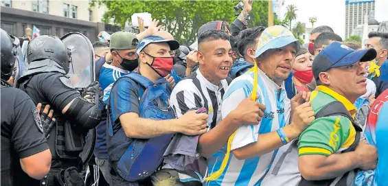  ?? MAXI FAILLA ?? Riesgo. En la fila para entrar a la Casa Rosada no hubo distanciam­iento y muchas personas tampoco usaban el tapabocas.