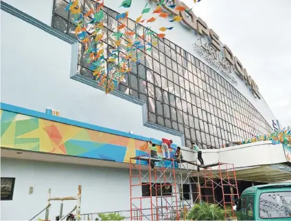  ?? FOTO FROM ET PRINTSHOPP­E FACEBOOK PAGE ?? BIG PROJECTS. This sticker installati­on at the Hoops Dome in Lapu-Lapu City was done by ET Printshopp­e. Entreprene­ur Maria Elena Teh says she loaned the capital from SB Corp. to expand her business.