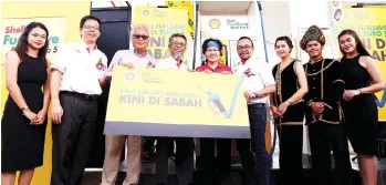  ??  ?? (From second left to right): Au; Board Director of Shell Timur Sdn. Bhd, Datuk Dr Johan Ariffin A. Samad; Shairan; retailer for Shell Golden Hill Enterprise Station, Agatha Chew and Ben Mahmud.