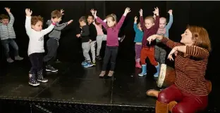  ?? (Photo archives Eric Ottino) ?? Au théâtre le Tribunal, les enfants sont conviés aux ateliers dès le plus jeune âge.