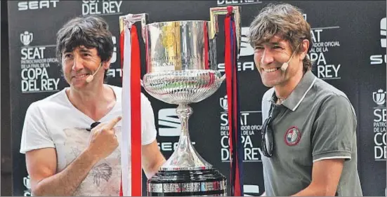  ?? TONI GARRIGA / EFE ?? Los hermanos Salinas, Patxi y Julio, posando con el trofeo en un acto promociona­l celebrado ayer en Barcelona