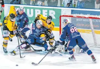  ?? FOTO: CHRISTIAN FLEMMING ?? Nach den beiden 1:5-Niederlage­n gegen Füssen (Bild) und Selb haben die EV Lindau Islanders nur noch eine theoretisc­he Chance auf die Play-offs.