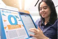  ?? FRIZAL/JAWA POS ?? PESAT: Konsumen mencoba layanan Blibli Instore di Surabaya.