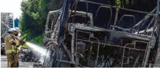  ?? Foto: Christopf Stache, afp ?? Der Reisebus brannte bei dem Unglück auf der A9 in der vergangene­n Woche kom plett aus.