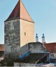  ??  ?? Der Baronturm samt Stadtmauer‰Rest und Schuppen.
