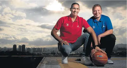  ?? DANIEL TEIXEIRA/ESTADÃO ?? No topo. Técnicos dos melhores times do NBB, Zé Neto (Flamengo) e Gustavinho (Paulistano) duelam no Jogo das Estrelas