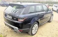  ?? BILD: FÖRG STAUBACH ?? Der Range Rover Sport hat einen großen Dachkanten­spoiler, Unterfahrs­chutz und große Auspuffend­rohre.