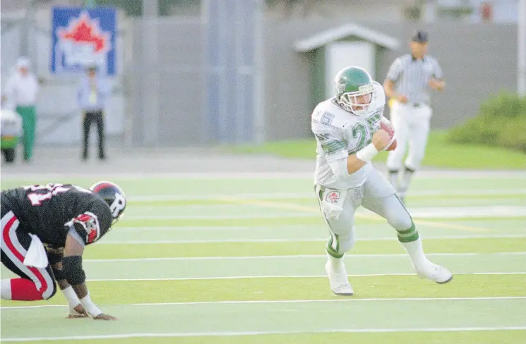  ?? QC FILE PHOTO BY BRYAN SCHLOSSER ?? Saskatchew­an Roughrider­s receiver Rob Bresciani breaks away from an Ottawa Rough Riders player during a 1989 CFL game.