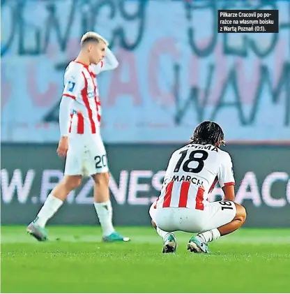  ?? ?? Piłkarze Cracovii po porażce na własnym boisku z Wartą Poznań (0:1).