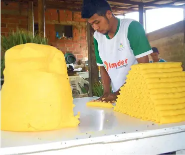  ?? FOTOS LINA MARCELA PEñA ?? Maicol Antonio Márquez en plena elaboració­n de los bollos. Dice que en una hora puede hacer entre 550 a 600.