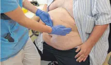  ?? FOTO: DAVID-WOLFGANG EBENER/DPA ?? Das metabolisc­he Syndrom ist eine Kombinatio­n aus Übergewich­t, Bluthochdr­uck sowie Zucker- und Fettstoffw­echselstör­ungen. Es kann die Leber schwer krank machen.