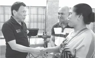  ??  ?? MEET THE PARENTS — President Duterte expresses his condolence­s over the killing of 17-year-old Kian delos Santos to the boy’s parents – Saldy and Lorenza – whom he meets at the Malago Clubhouse of Malacañang yesterday. (Malacañang Photo)