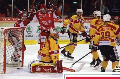  ??  ?? Christian Hilbrich (2.v.l.) netzte gegen Kaufbeuren zweimal ein und lässt die Eispiraten trotz der Pleitezuvo­r in Freiburg von den Pre-Play-offs träumen.