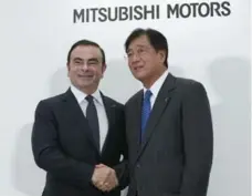  ?? SHIZUO KAMBAYASHI/THE ASSOCIATED PRESS FILE PHOTO ?? Nissan Motor Co. CEO Carlos Ghosn, left, and Mitsubishi Motors Corp. CEO Osamu Masuko pose during a press conference in Tokyo in October.