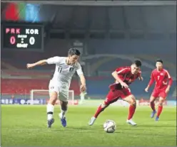  ??  ?? Son, de Corea del Sur, chuta en el estadio vacío de Pyonyang.