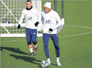  ??  ?? Mbappé, en una imagen del último entrenamie­nto del PSG antes de recibir hoy al Galatasara­y.