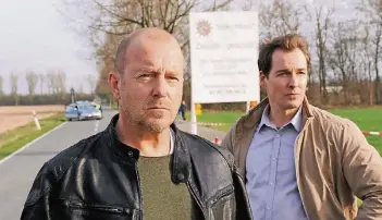  ?? FOTOS: ZDF/STELLER ?? Ingo Thiel (Heino Ferch, l.) und Mario Eckartz (Felix Kramer) auf der Suche nach Zeugen, die dabei helfen könnten, Mircos Verschwind­en aufzukläre­n.