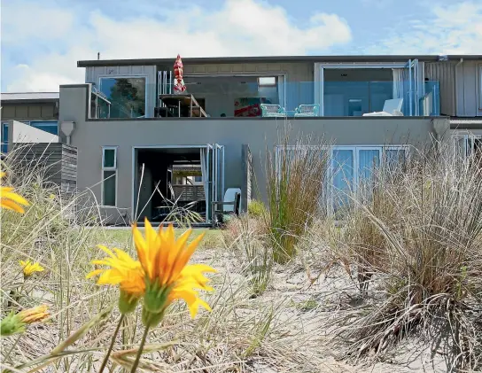  ?? MARK TAYLOR/STUFF ?? With beach sections going for $900,000, bach owners are spending a lot of money on upgrades, says the Coromandel builder who worked on this supreme award-winning Whangamata bach.