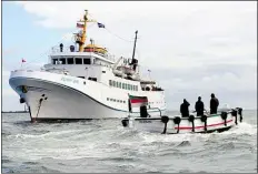  ?? DPA-BILD: CHARISIUS ?? Vor Helgoland im Einsatz: Mit den Börteboote­n werden hier Gäste vom Schiff auf die Insel gebracht.