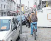  ?? FOTO: PLANUNGSBÜ­RO VIA/REUTER ?? Zwei Bilder aus der Präsentati­on: Selbst neben einen Bus, so Frank Reuter vom Planungsbü­ro Via, passe in der Karlstraße ein Radfahrer. Und so eine Szene wie an der Engstelle an der Baustelle im unteren Bereich der Straße mit einem Radler auf dem Bürgerstei­g wolle er am liebsten gar nicht sehen.