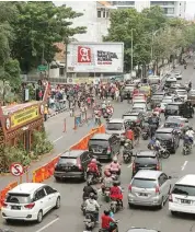  ?? ALFIAN RIZAL/JAWA POS ?? KURANGI KEPADATAN: Lalu lintas di KBS yang selalu macet akibat banyaknya pengunjung. Dishub akan uji coba parkir TIJ untuk menampung kendaraan pengunjung KBS.